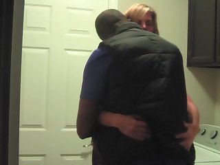 Домашний секс негра с одинокой и горячей хозяйкой